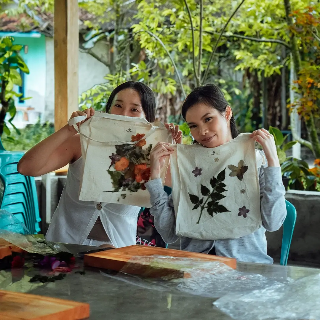 Hands-on eco-printing to make your own tote bag souvenir.